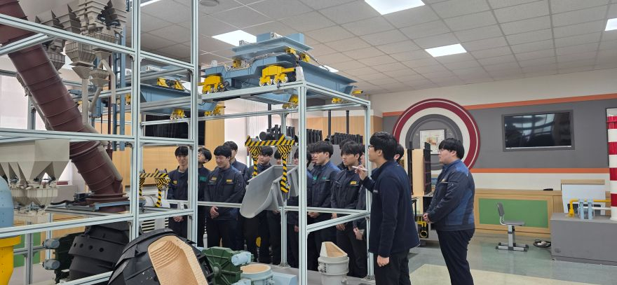 1.경북교육청, 포항제철공고 ‘마이스터고 재도약 지원사업’에 선정(기존 철강 중심에서 ‘AI_이차전지_스마트팩토리’ 융합형 교육으로 대전환!)_02.jpg