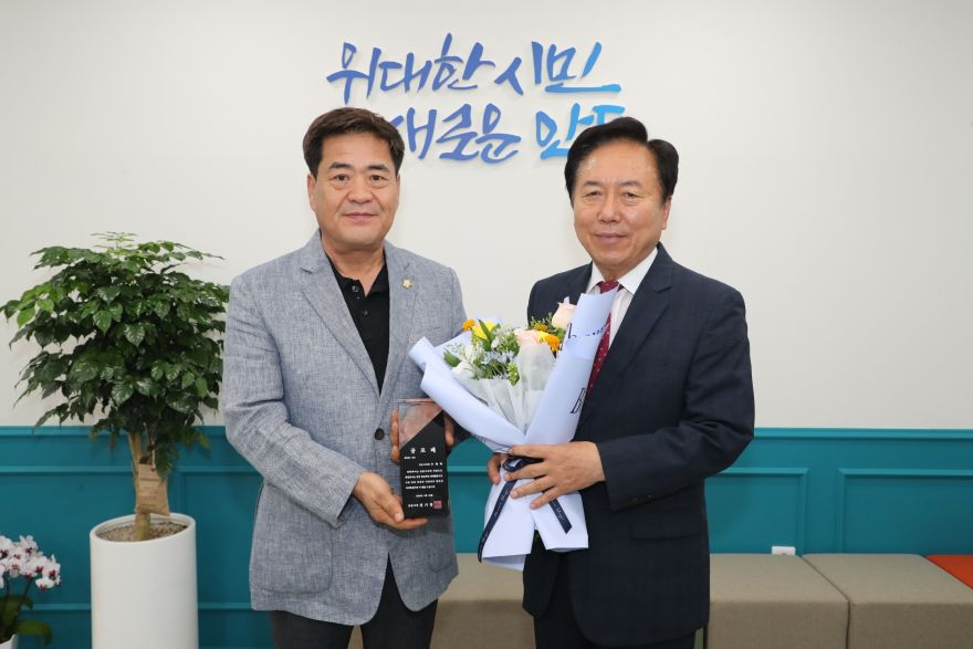 0623 안동시, 제9대 안동시의회 퇴임 의원 공로패 수여.JPG