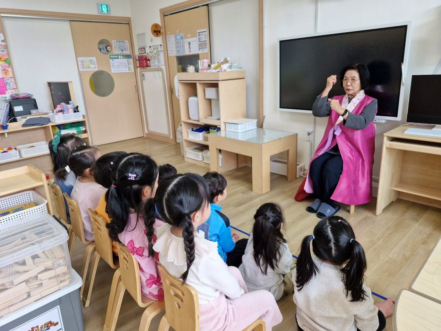 사진2-2.아름다운 이야기할머니 파견기관 활동.jpg
