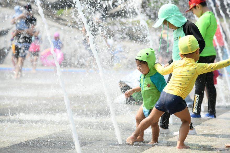 영주-2-5 영주시는 본격적인 여름철을 맞아 바닥분수 4곳을 운영한다(물놀이를 즐기는 아이들 모습).JPG