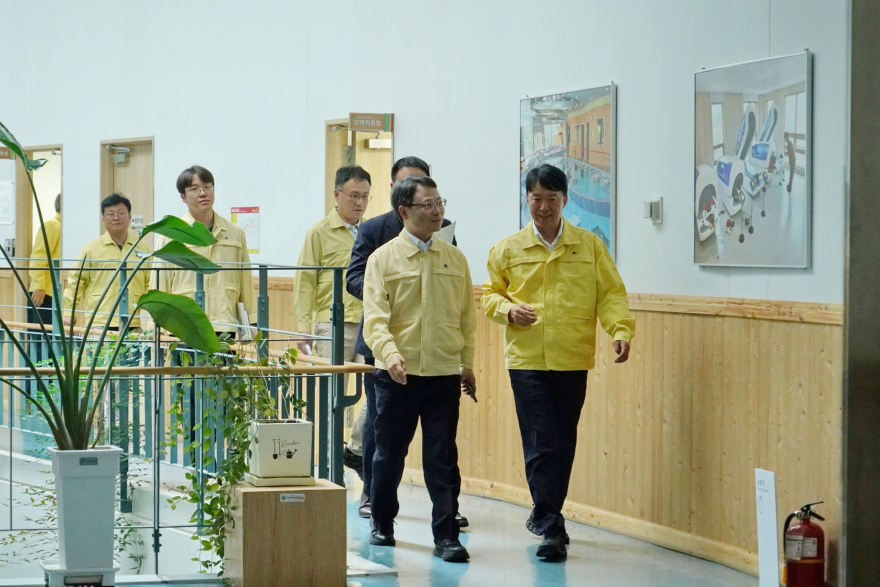 사진3. 박은식 산림청장(앞줄 왼쪽)이 22일 경북 영주시에 위치한 국립산림치유원을 방문해 산사태 대비 예방조치 상태를 점검하고 있다.jpg