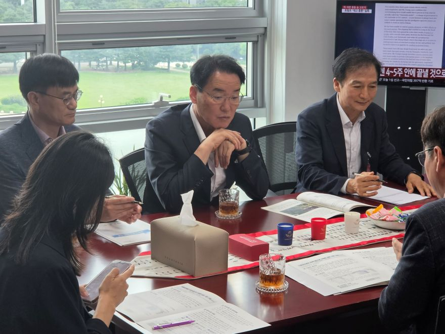 영주-2-1 황병직 영주시장이 국회에서 주요 현안 사업을 설명하며 국비 확보 및 지역 발전을 위한 협조를 요청하고 있다..jpg