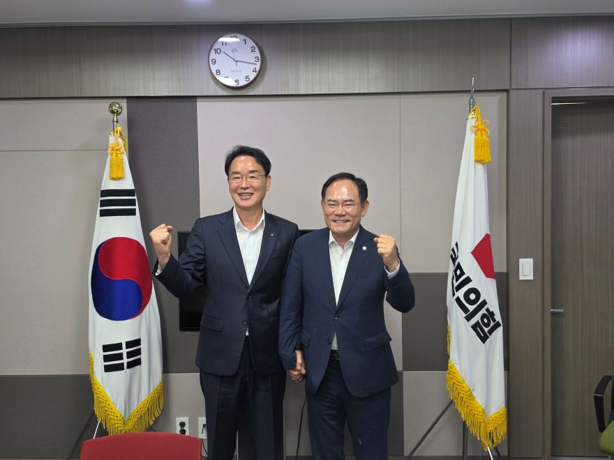 영주-2-2 황병직 영주시장(왼쪽)과 임종득 국회의원이 국회에서 면담을 갖고 국비 확보 및 지역 현안 해결을 위한 협력을 다짐하며 파이~.jpg