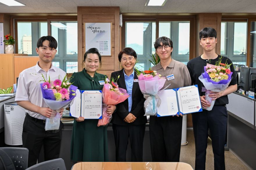 영주-3 공공데이터로 여는 미래... 영주시 창업경진대회 성료(왼쪽 두번째 BearingTwin 영주, 가운데 안순기 홍보전산실장, 남~.jpg