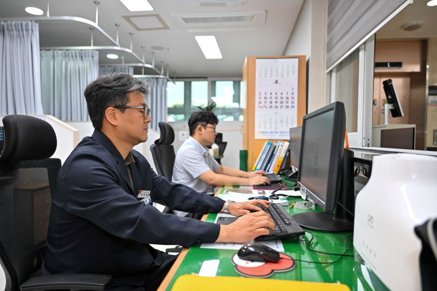 영주-3-1 영주시 인공지능 ‘AI 보이스봇’ 당직 서비스 도입(당직자 근무 모습).jpg