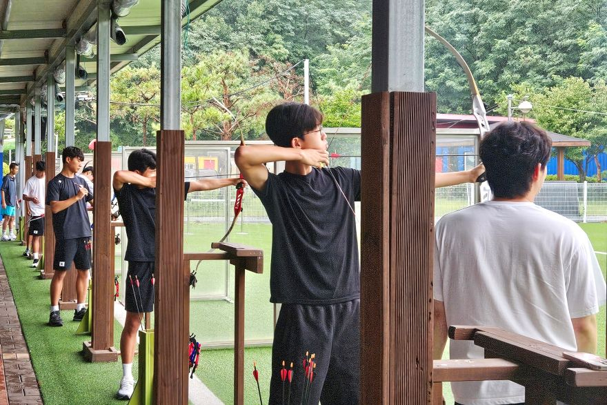 (예천군)예천군 2026 국가대표후보 청소년 꿈나무 선수단 하계훈련 마무리(선수단 활쏘기 야외 체험 사진).jpg