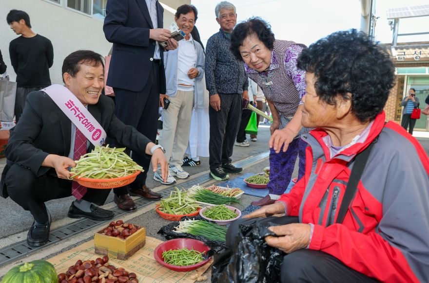 의성군제공 전통시장 장보기 동참4.jpg