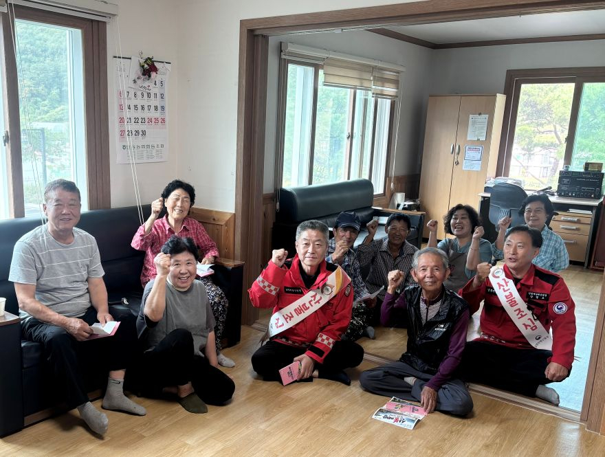 보도사진(남부지방산림청장이 경로당을 찾아 주민 대상으로 산불예방 수칙을 홍보하고 있다).jpg