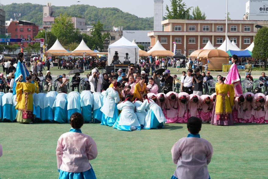 1002 힘찬 차전놀이와 우아한 놋다리밟기  안동국제탈춤페스티벌서 만난다 (2).JPG
