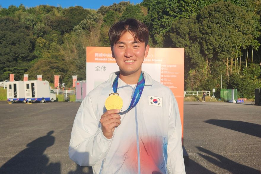 (예천군)예천군청 김제덕 선수 아시안게임서 남자 단체전 금빛 명중(남자 단체전 금메달 획득을 기념하는 김제덕 선수).jpg