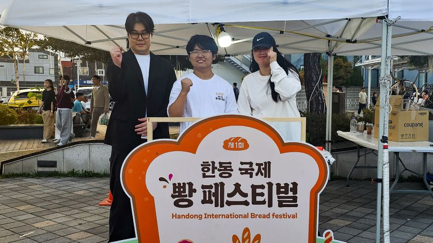 마이스모어 이민규 대표(가운데)와 직원들.jpg