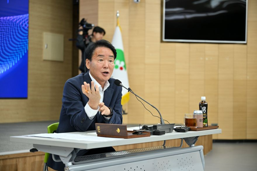 영주-1-5 황병직 영주시장 “일하는 방식부터 바꿨다”(황병직 영주시장 답변).jpg