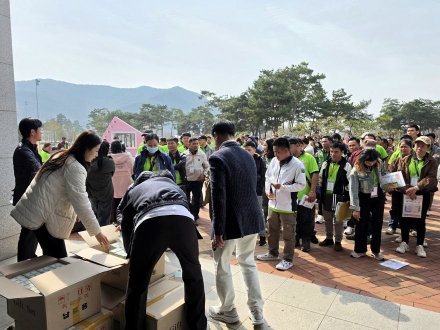 NH농협은행 안동시지부, 외국인 계절근로자에 웰컴키트 지원…안동 정착 돕는다