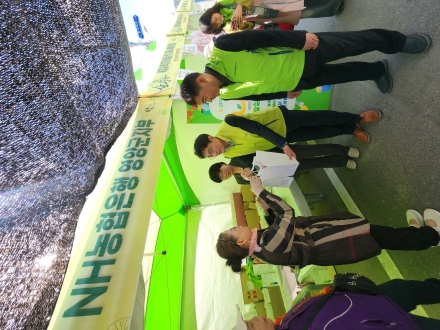 “카네이션 한 송이에 담은 온기”… 농협은행 경북본부, 영양서 어버이날 나눔