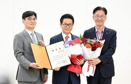 이철우 경북도지사 당선인, 3선 당선증 수령… "대한민국 으뜸 경북 만들 것"