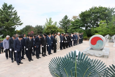 "순국선열의 숭고한 희생 잊지 않겠다"… 의성군, 제81주년 광복절 참배행사 거행