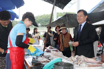 “장바구니 채우고 지역 경제 살린다”… 의성군, 추석맞이 전통시장 장보기 총력