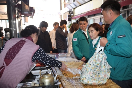 민생 현장 찾은 예천군의회… 추석 앞두고 전통시장 장보기 나서